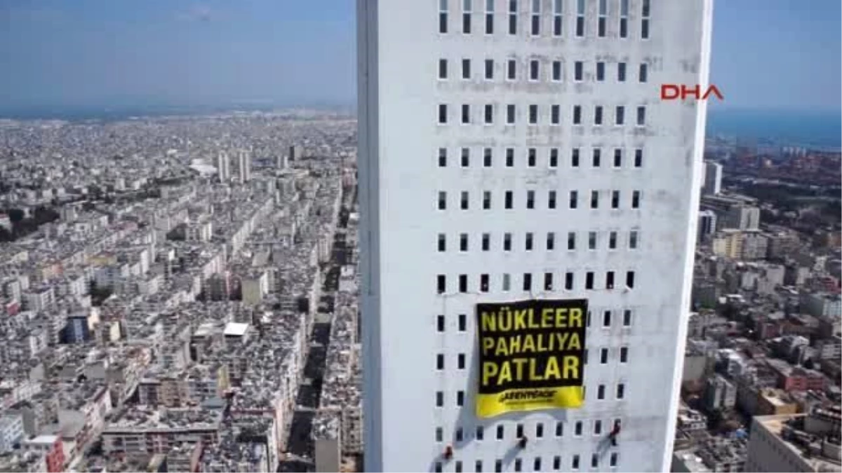 Greenpeace Üyeleri Gökdelene \'Nükleer Pahalıya Patlar\' Pankartı Astı