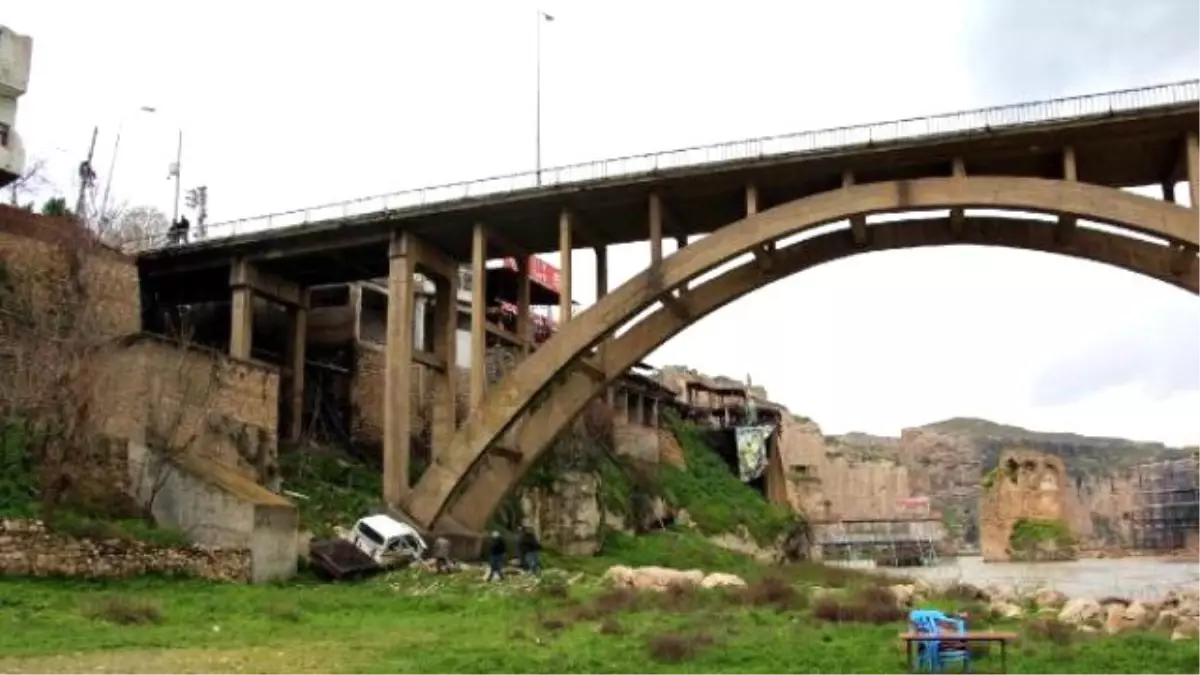 Hasankeyf Köprüsü\'nden Uçan Kamyonette 4 Kişi Yaralandı