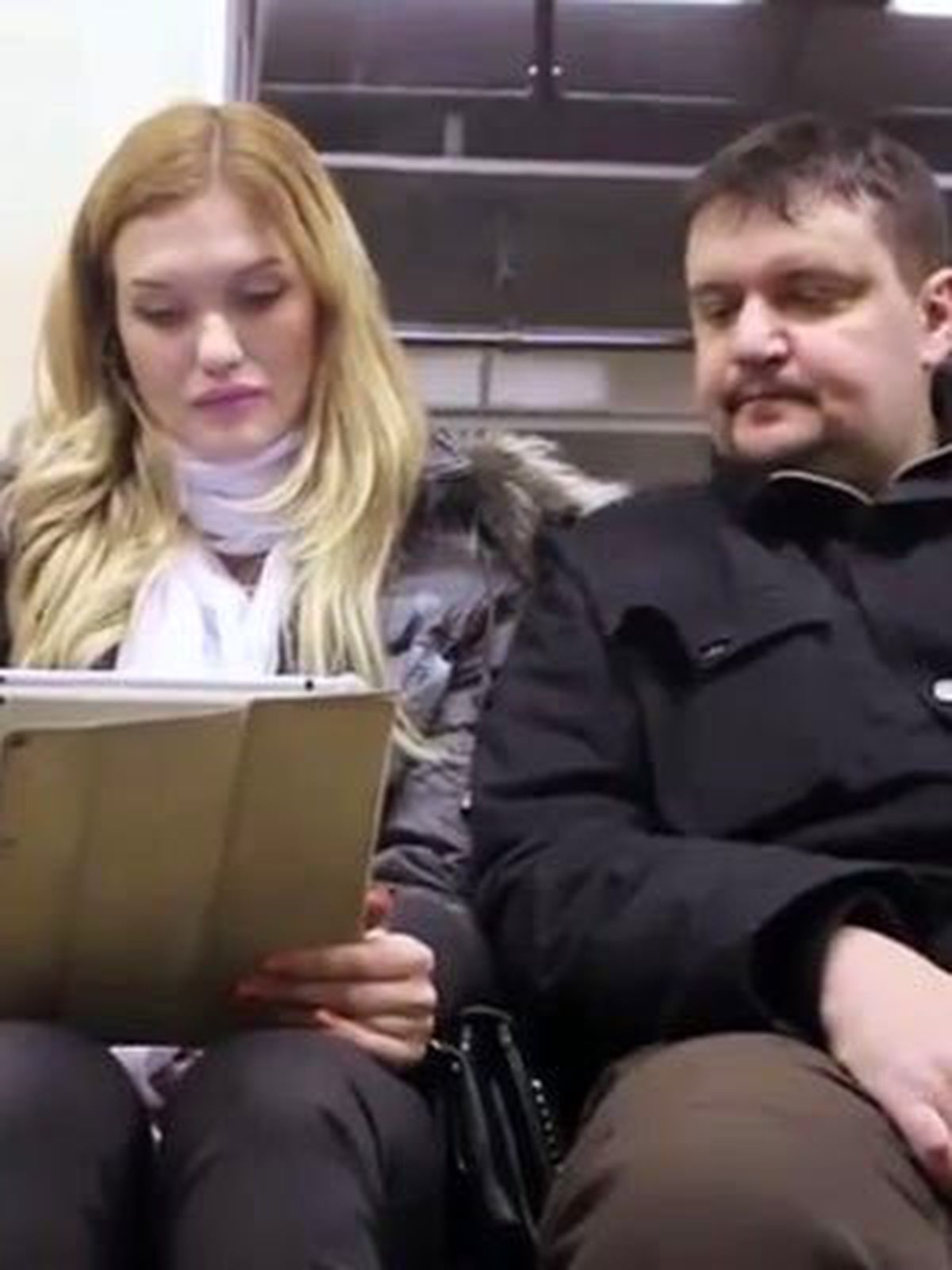 Kadın Telefonuna Bakan Adama Tepki Gösterirse