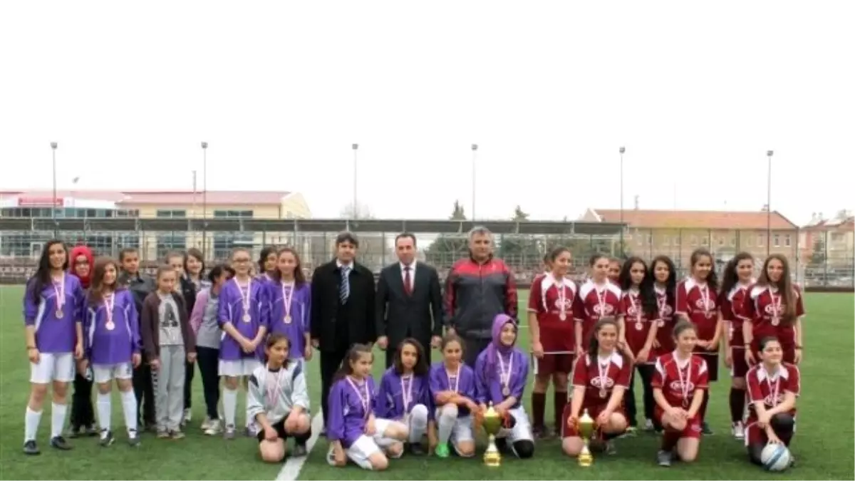 Karaman\'da Yıldız Kızlar Futbol İl Birinciliği Müsabakaları