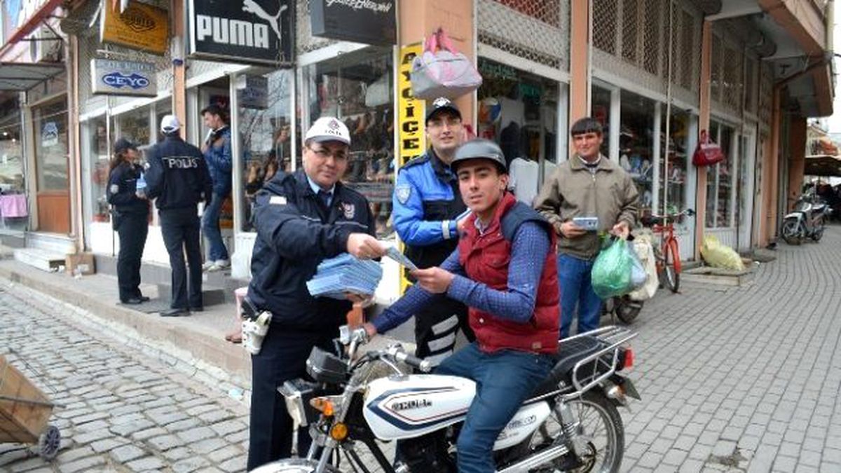 Kula Polisinden Broşürlü Kask Uyarısı