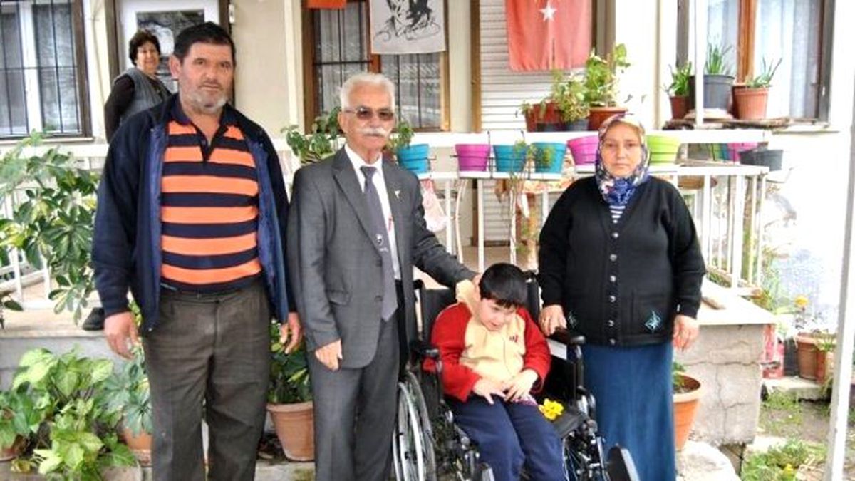 Mavi Kapaklar Tekerlekli Sandalye\'ye Dönüştü