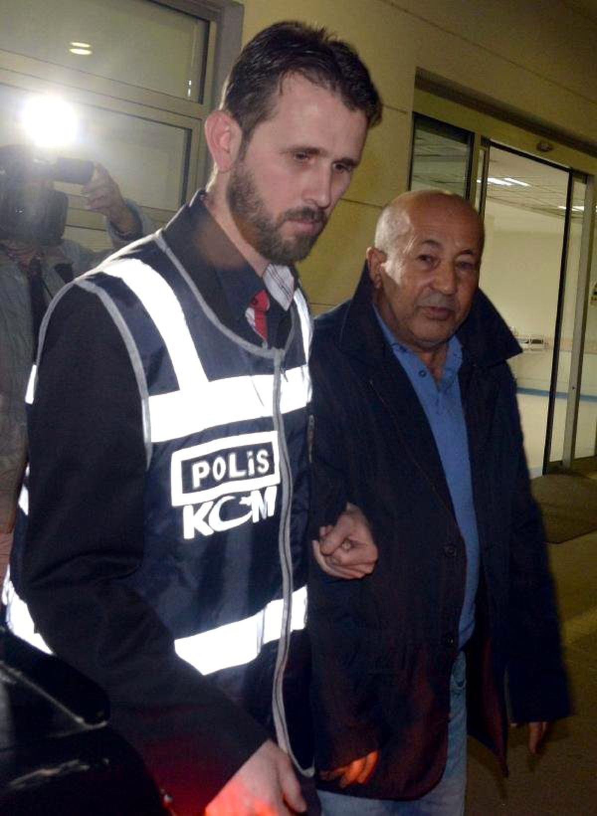 Mersin\'de İhale Operasyonu: 40 Gözaltı, Eski Başkan Özcan Aranıyor (3)