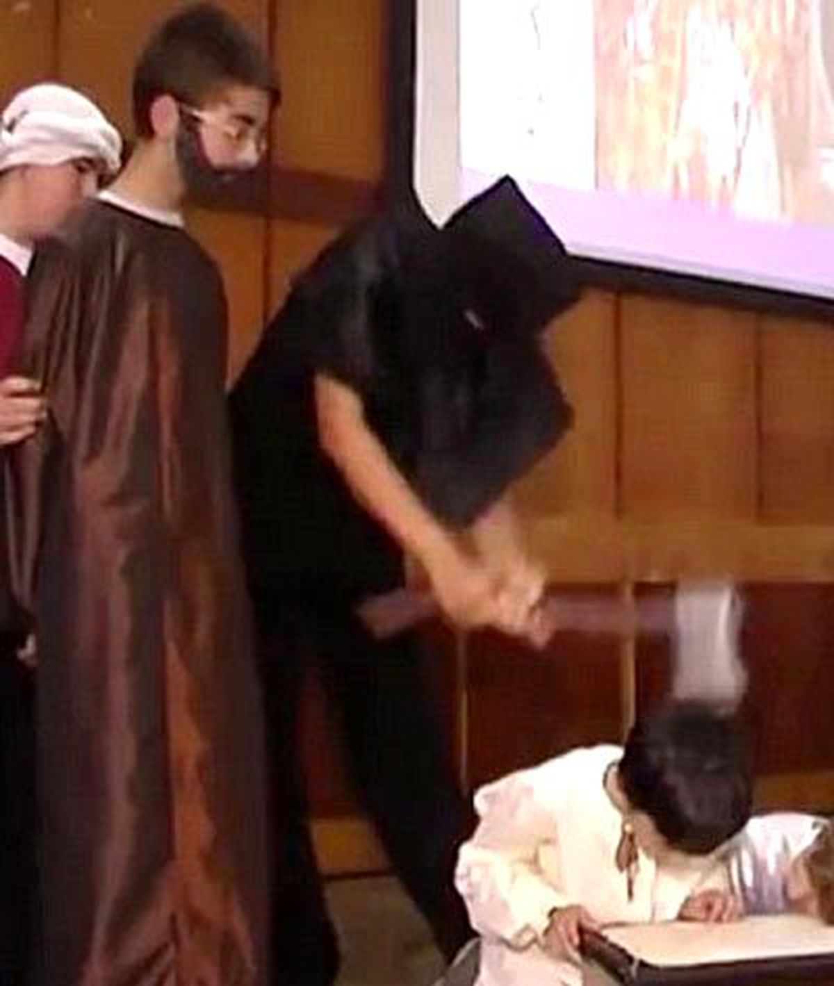Baş Kesmeli Çocuk Oyunu Romanya'yı Karıştırdı