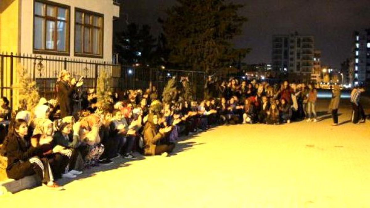 Şanlıurfa\'da Üniversiteli Kızlar, Yurt Protestosunu Sürdürdü