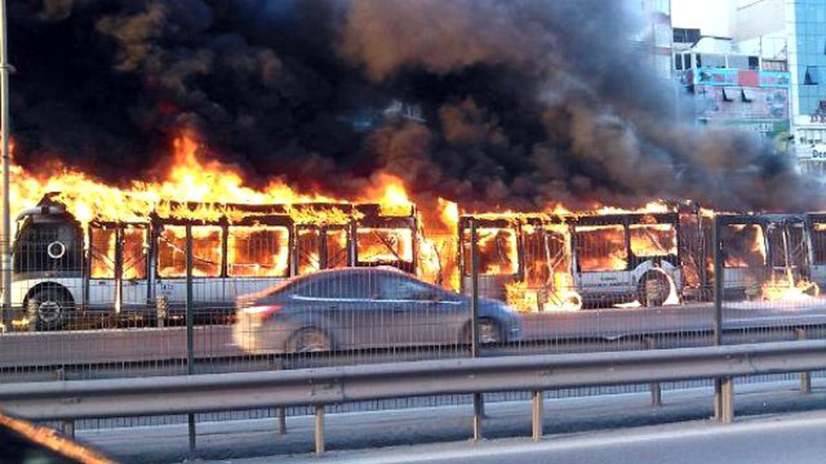 Şirinevler\'de Metrobüs Alev Alev Yandı