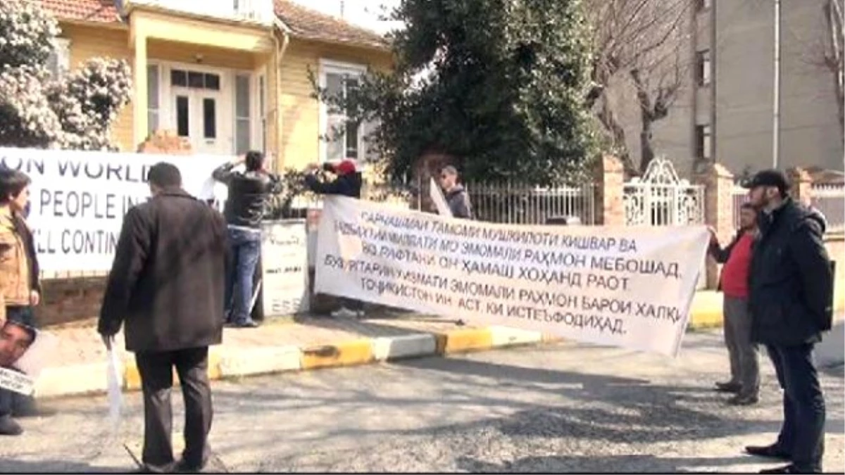 Tacikistan Başkonsolosluğu Önünde Kuvatov Protestosu