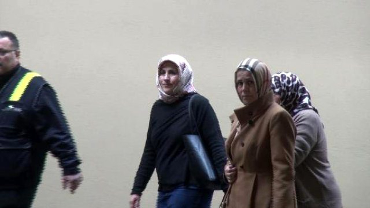 Yakınlarının Düşen Uçakta Olduğunu Söyleyen Bir Grup Türk, Düsseldorf Havalimanı\'nda
