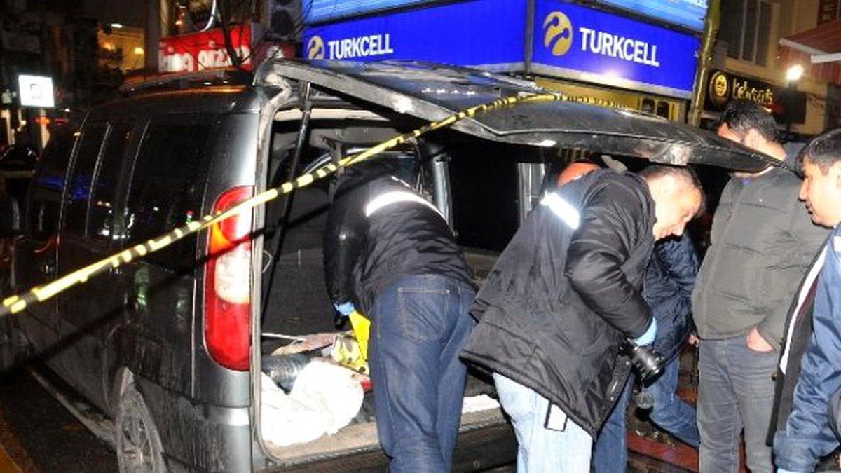 Yüzlerce Kişinin Gözleri Önünde Öldüresiye Dövdüler