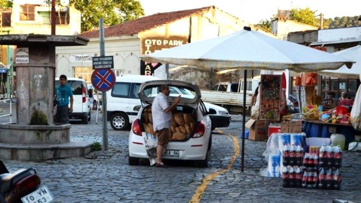 Ayvalık\'ta Açık Havada Ekmek Satışına Sert Tepki