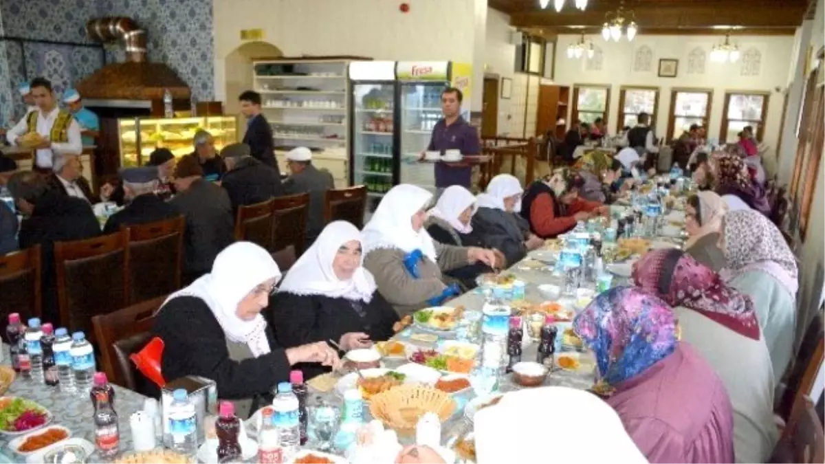 Belediyeden Huzurevi Sakinlerine Yemek