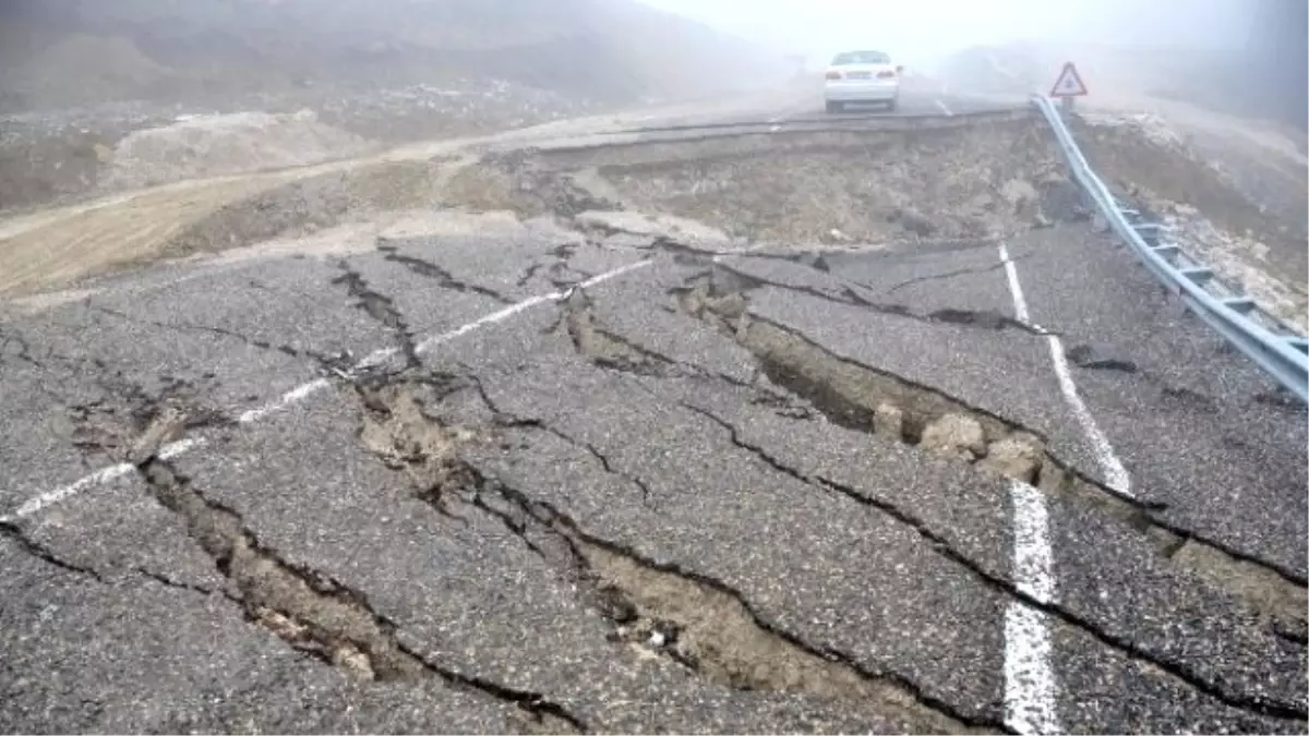 Devrek\'te Çöken Yol Onarılmayı Bekliyor