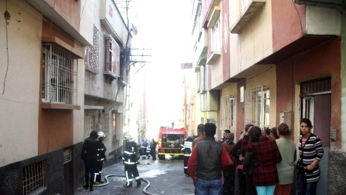 Gaziantep\'te Elektrik Direğinden Çıkan Kıvılcımlar Evi Yaktı