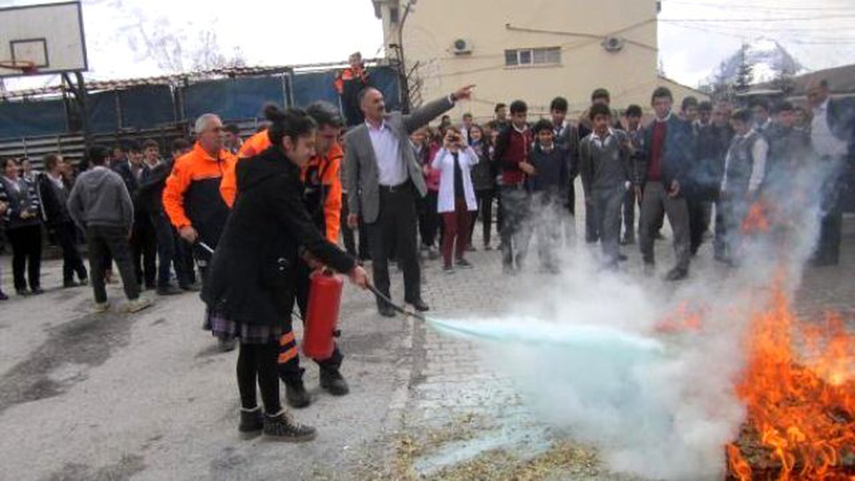 Hakkari\'de Okulda Deprem ve Yangın Tatbikatı