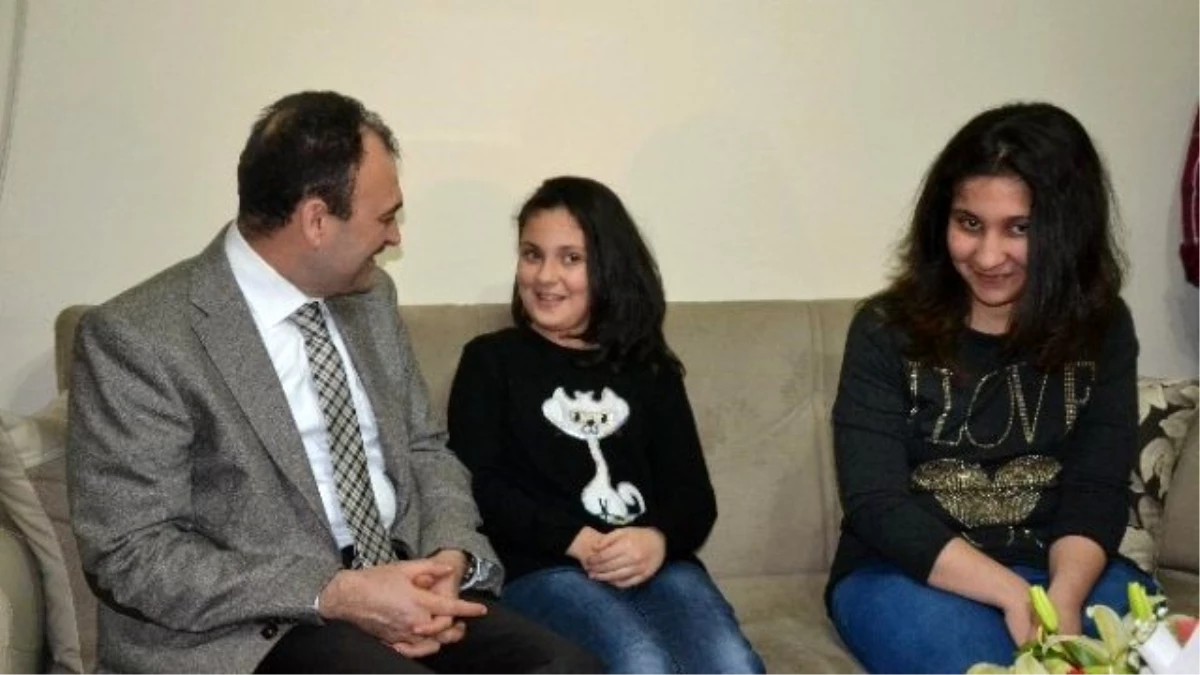 İl Milli Eğitim Müdürü Çandıroğlu\'ndan Görme Engelli Çetinkaya\'nın Evine Ziyaret