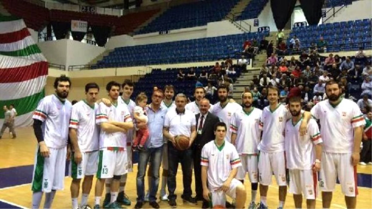 İzmir\'de Basket Maçı Skandalı: Salonlar "Sirk"lere Kiralandı
