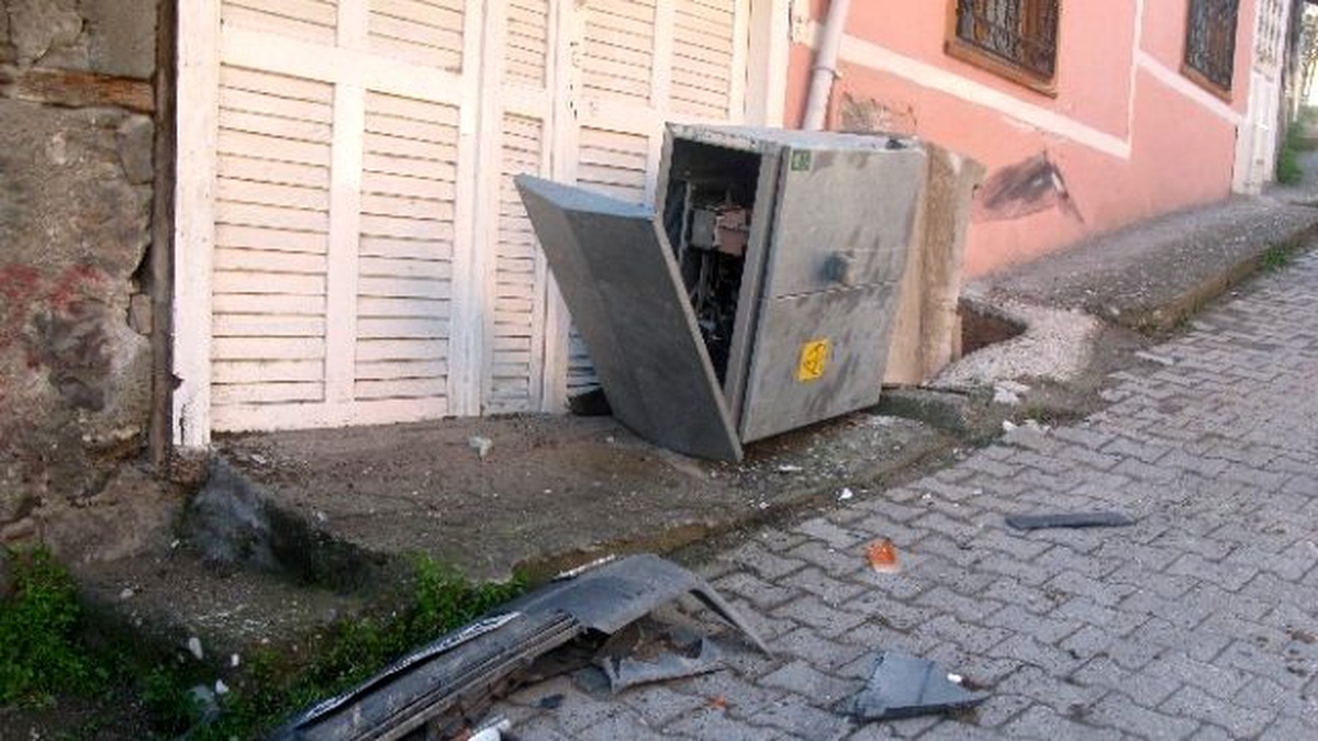 Otomobiliyle Çarptığı Elektrik Panosunu Yerinden Söktü