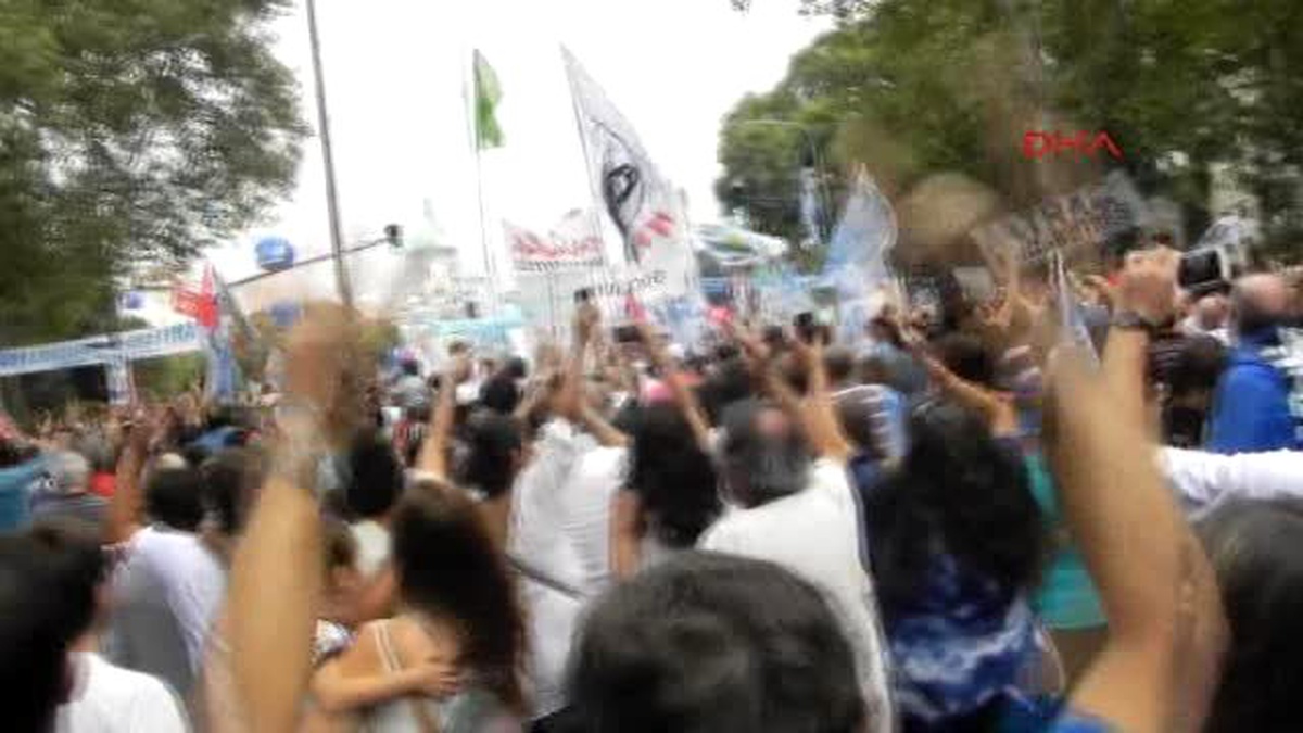 Arjantin\'de On Binlerce Kişi Darbeyi Protesto Etti