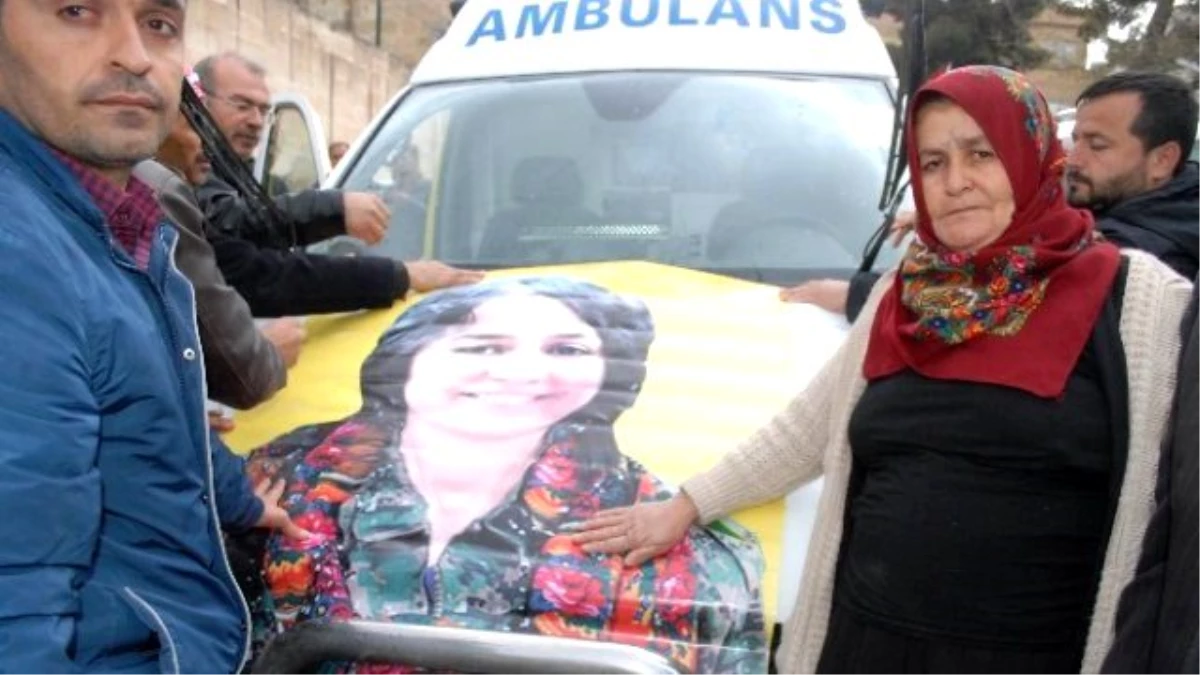 Suriye\'de Işid\'e Karşı Savaşan Kızının Cenazesini Şanlıurfa\'da Teslim Aldı
