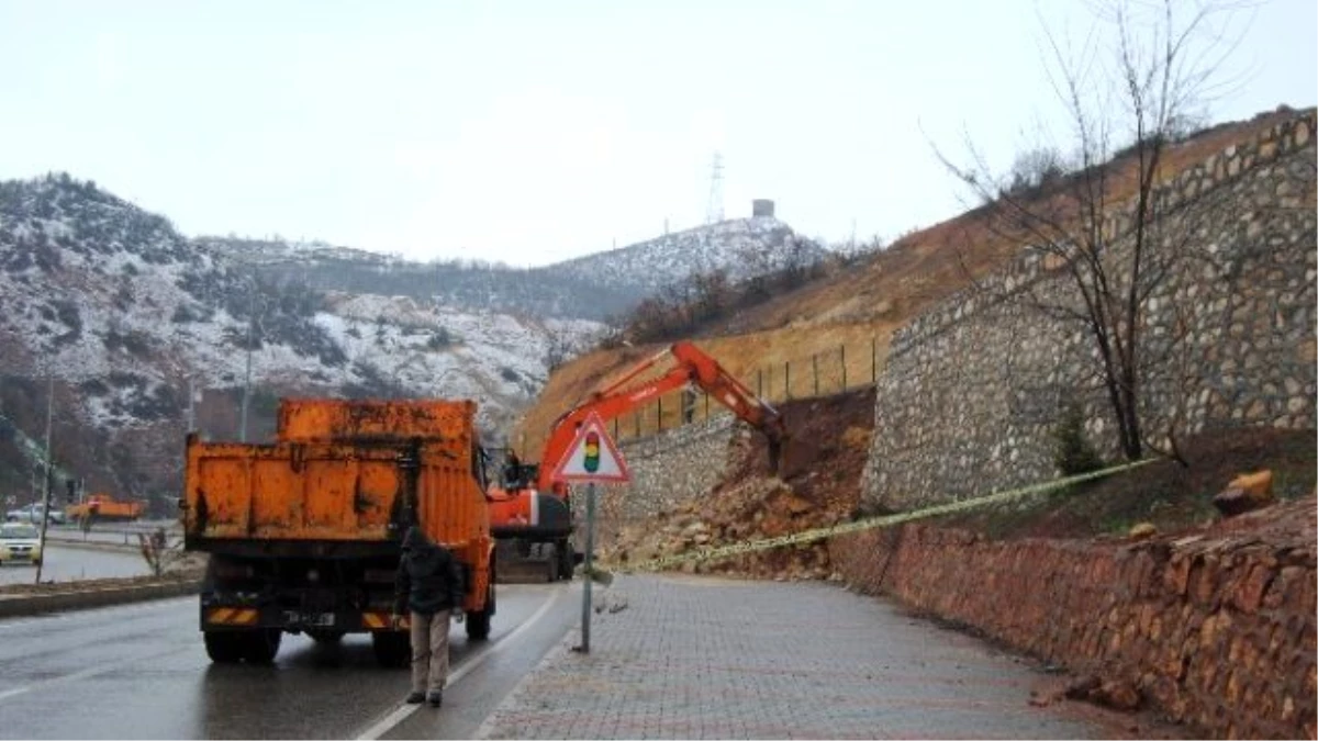 Tunceli\'de Hastaneye Giden Yolun Duvarı Çöktü