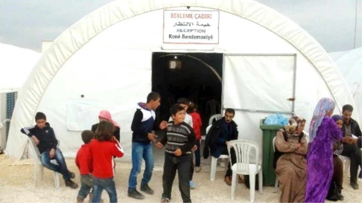 Türkiye\'nin En Büyük Çadırkentine Sığınmacı Akını Devam Ediyor