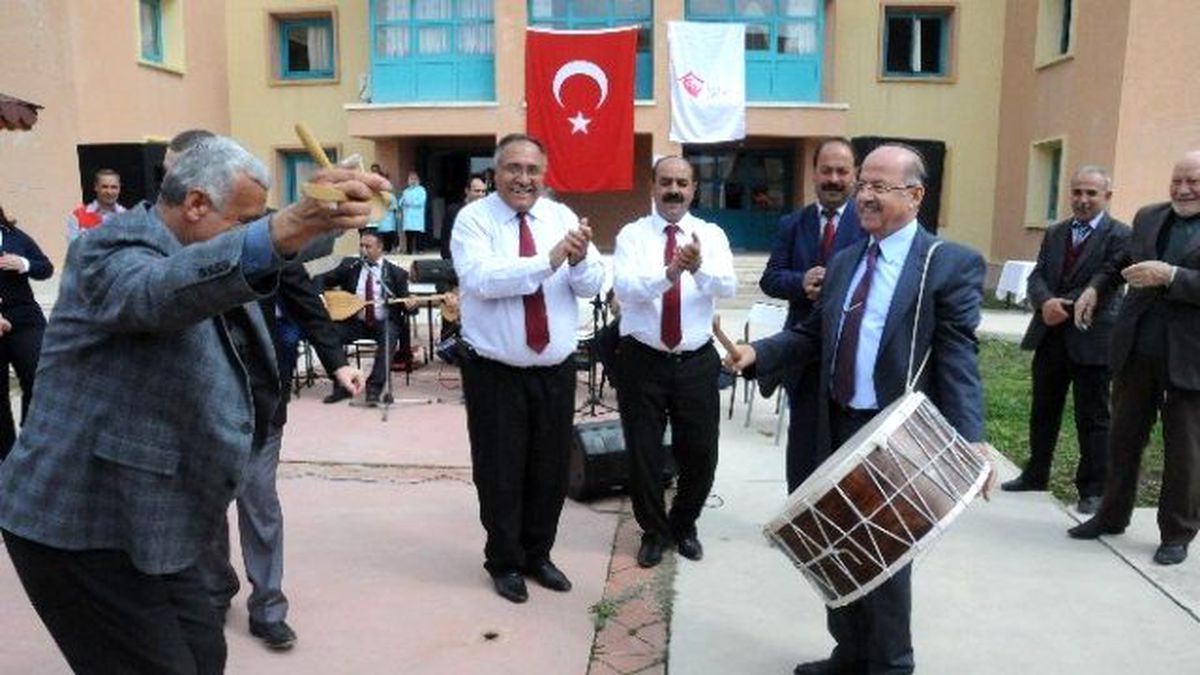 Vali Davulu Çaldı, Muhtar Oynadı