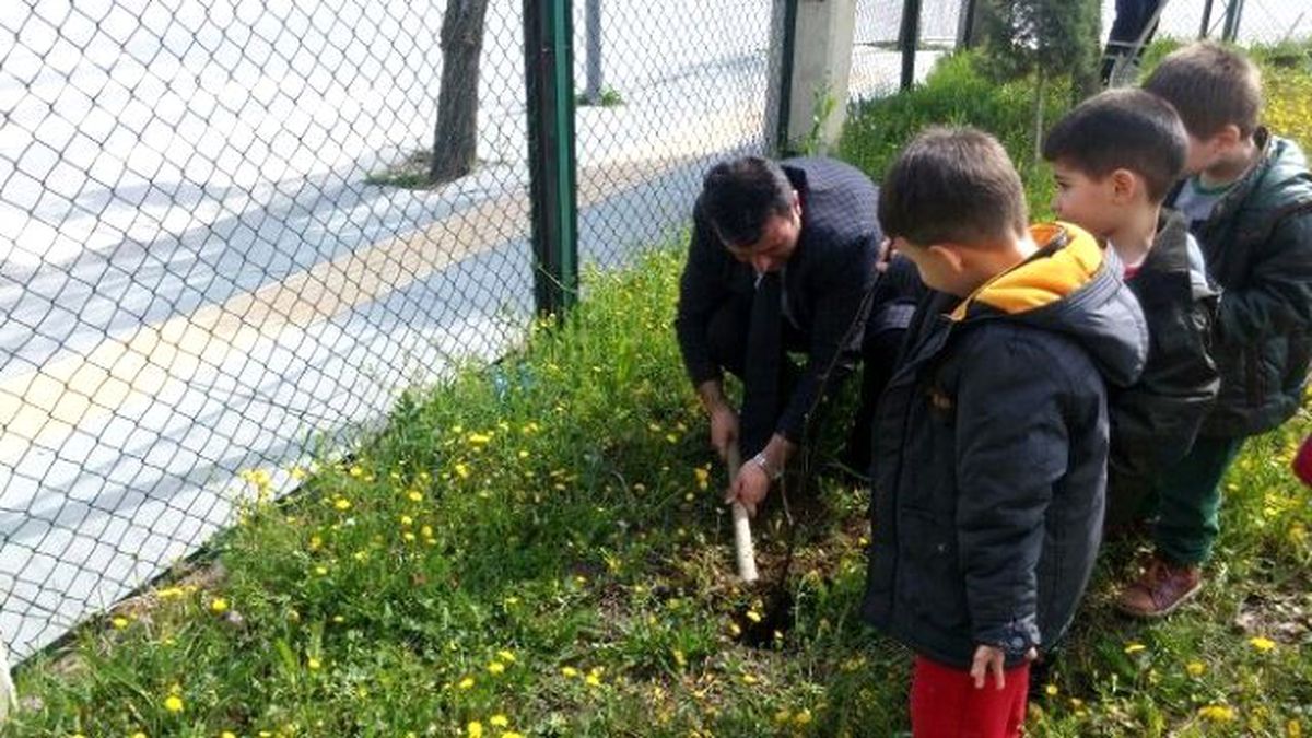 Yunusemre\'de Minik Öğrenciler Gül Dikti