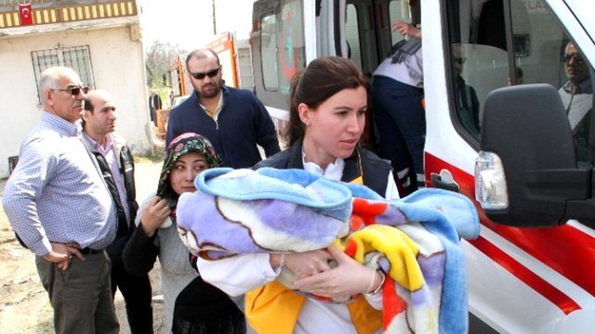7 Aylık Kızı ve Anneyi Yangından İtfaiye Ekipleri Kurtardı