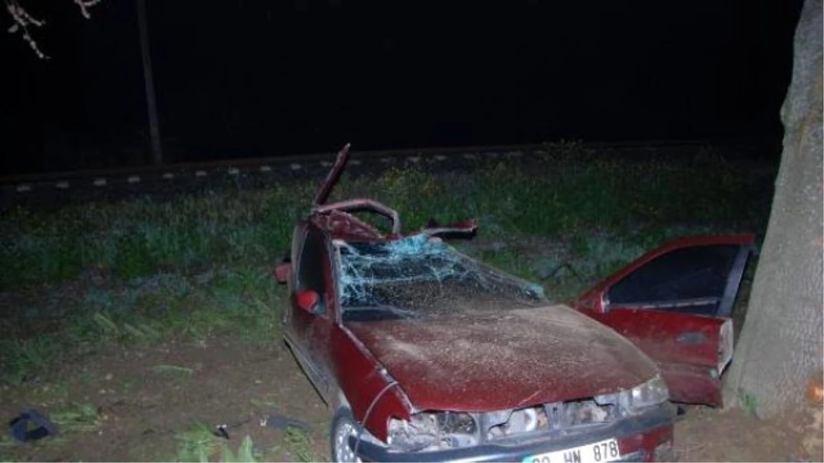Ağaca Çarparak Duran Otomobilinde Ağır Yaralandı