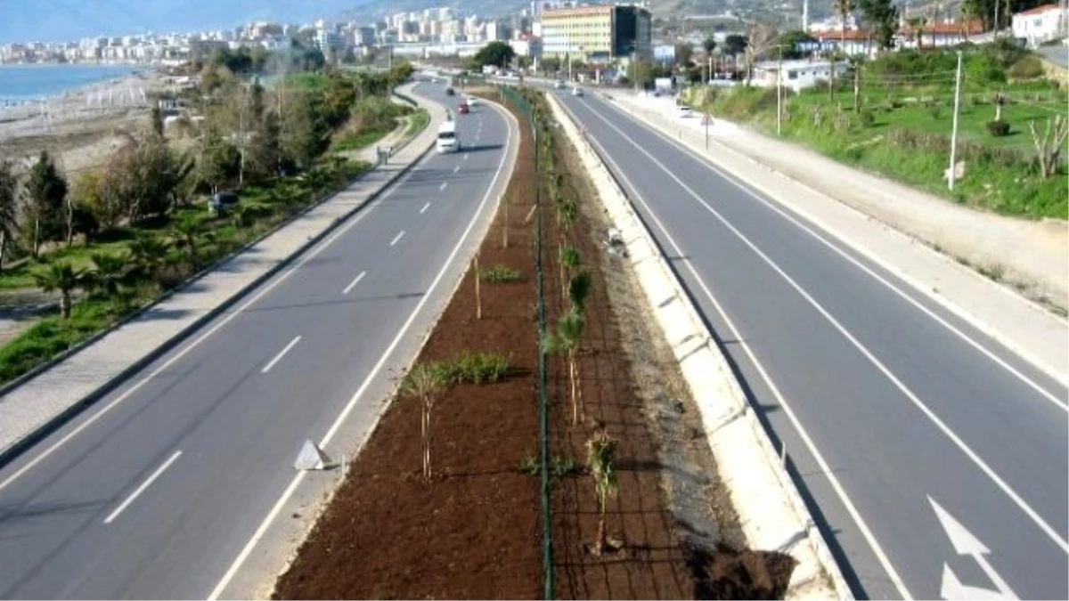 Alanya D-400 Karayolu Orta Refüjünde Düzenleme Çalışmaları Sürüyor