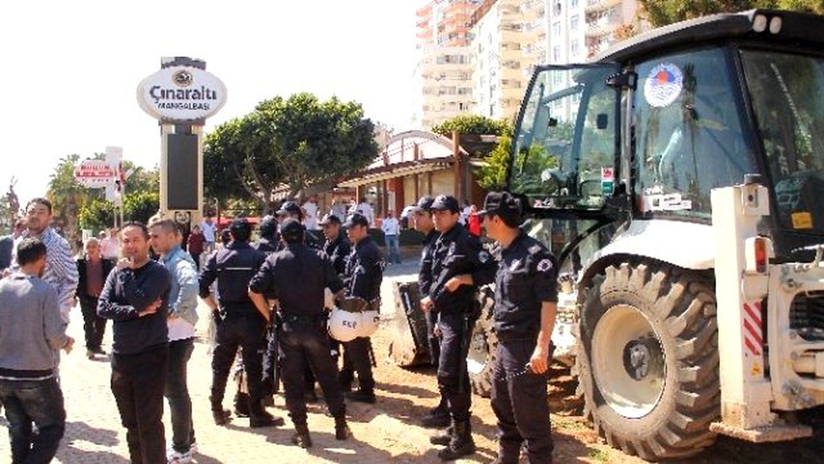 Büyükşehir Belediyesi İş Yerlerini Yıkıyor