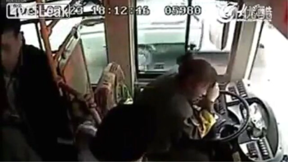 Çin\'de, Erkek Yolcu Kadın Şoförü Döve Döve Bayılttı