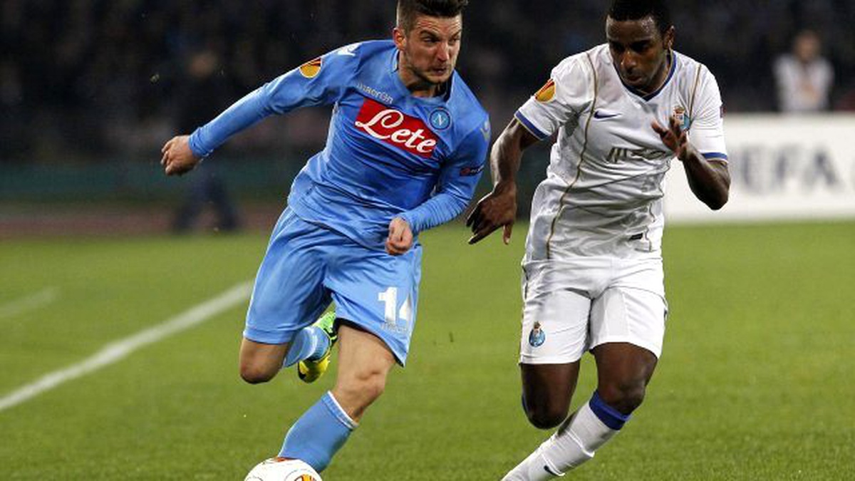 Dries Mertens, Gine\'de Adının Yazılı Olduğu Formayı Giyen Çocuğu Arıyor