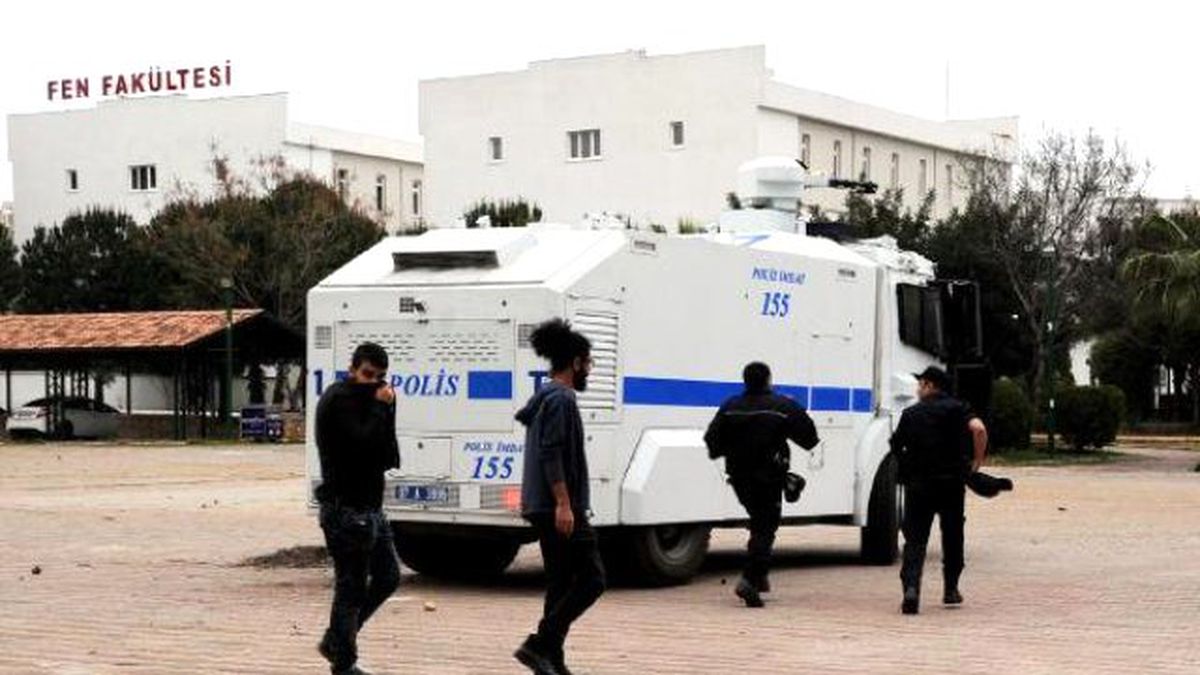 Karşıt Görüşlü Öğrenciler Birbirine Girdi