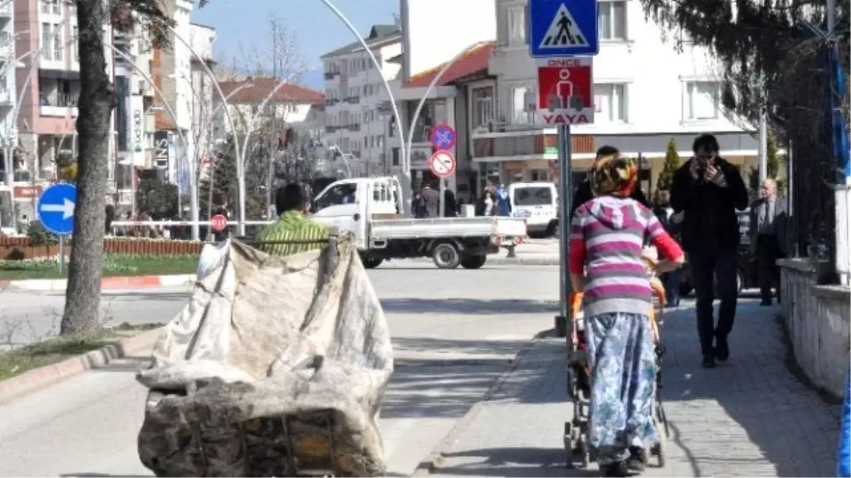 Karton Toplayarak Geçimini Sağlayan Ailenin Yaşam Mücadelesi Yürekleri Burkuyor