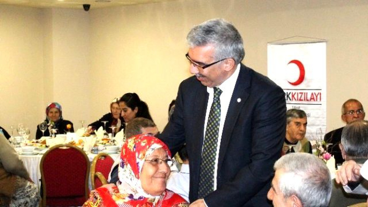 Kızılay Yaşlıları Eğlendirdi
