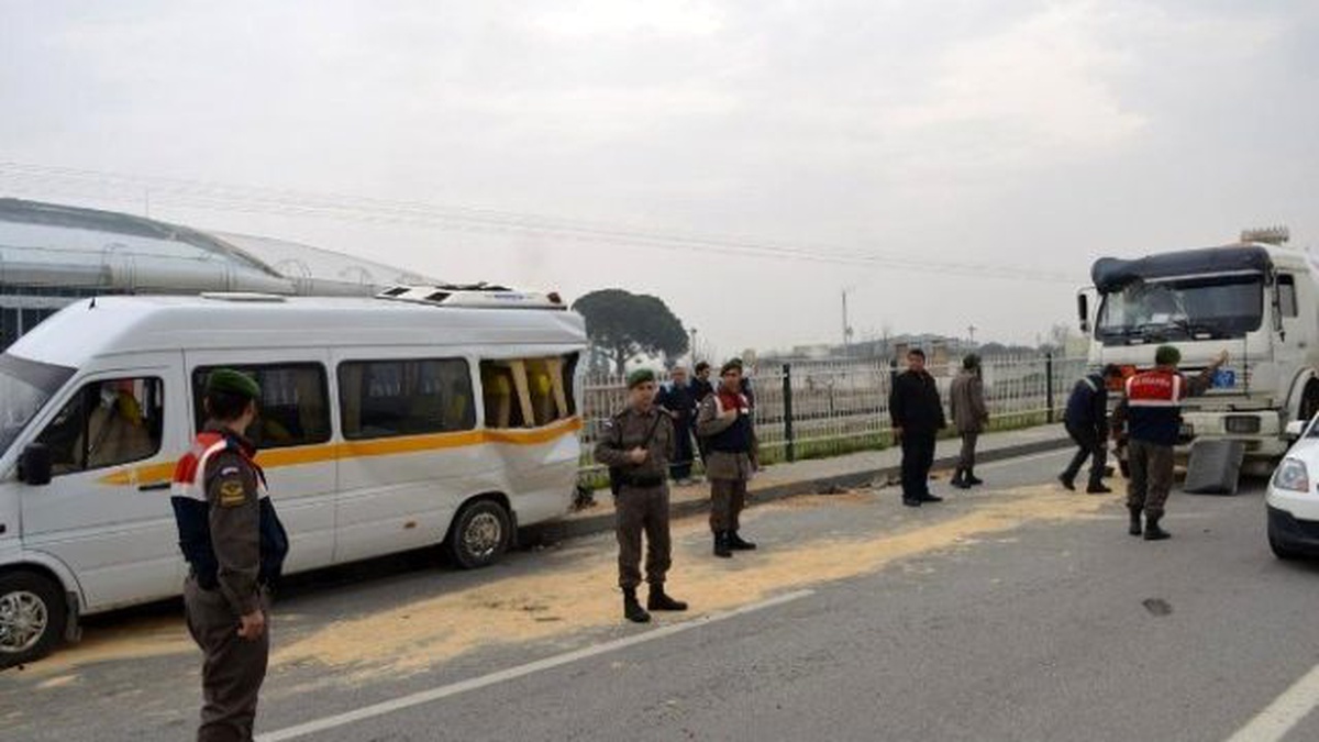 Manisa\'da Zincirleme Trafik Kazası: 3 Yaralı