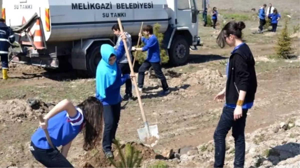 Mimarsinan Bahçelievler Mahallesi\'nde Ağaçlandırma Çalışmaları