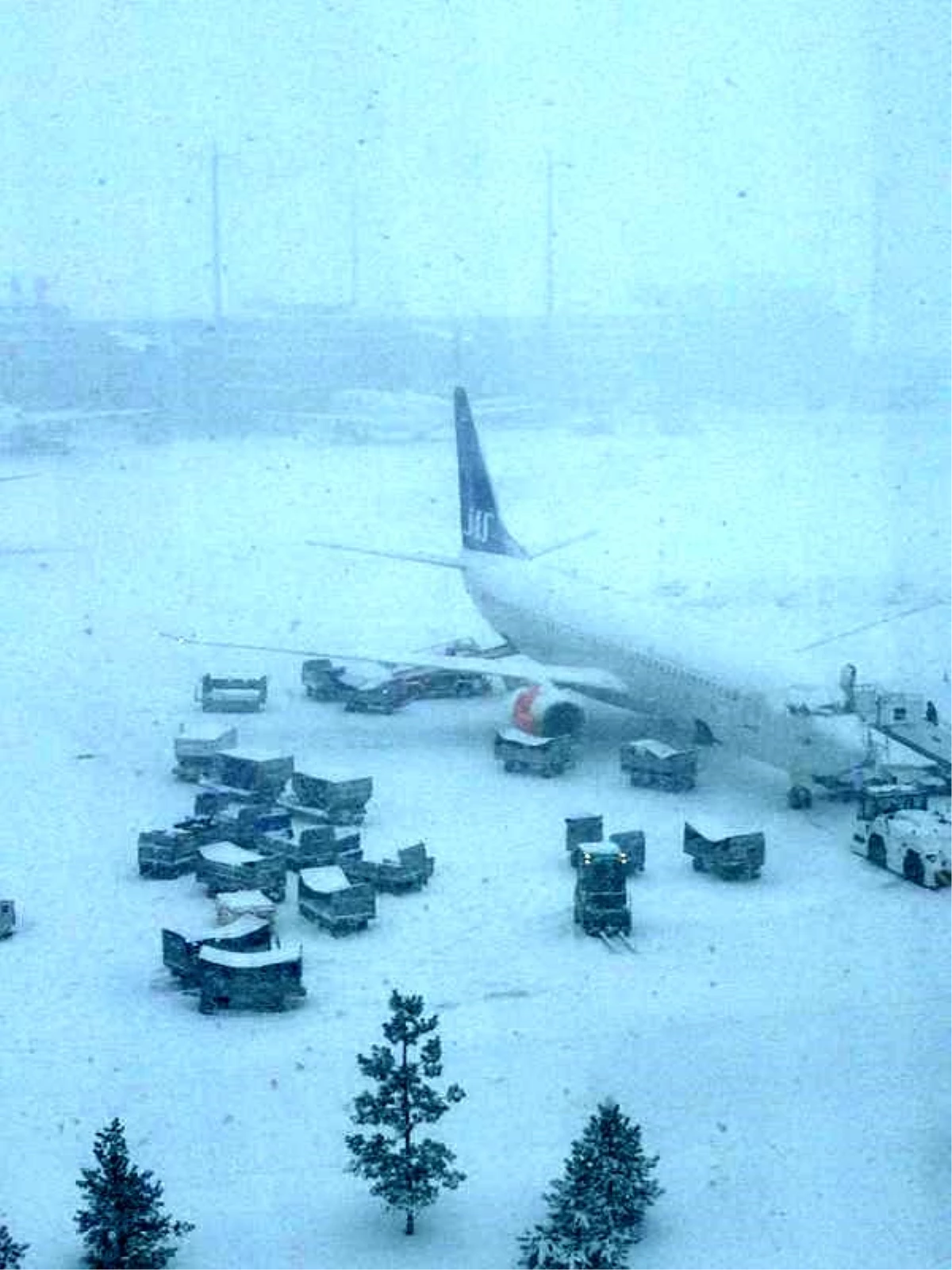 Norveç\'te Mevsim Dışı Kar Yağışı Havaalanı Kapattırdı