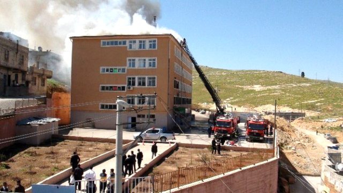 Okulun Çatı Katında Çıkan Yangın Korkuttu