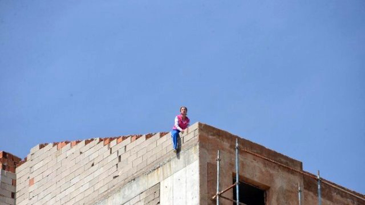 Sevgilisinin Terk Ettiği Kadın Çatıdan Atlamak İstedi