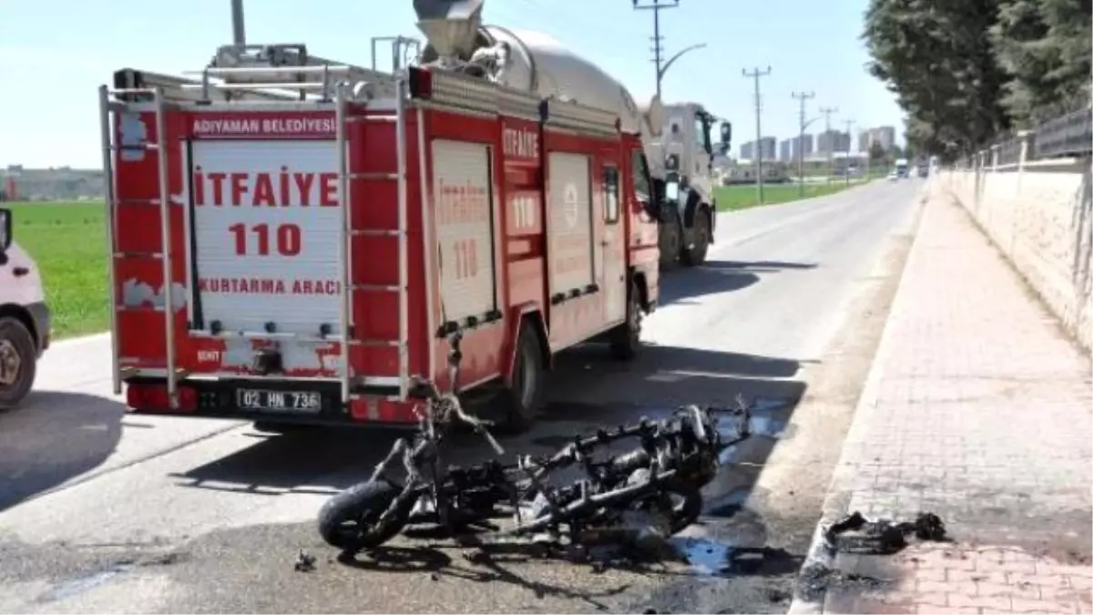 Seyir Halindeyken Yanan Motosiklet Demir Yığınına Döndü