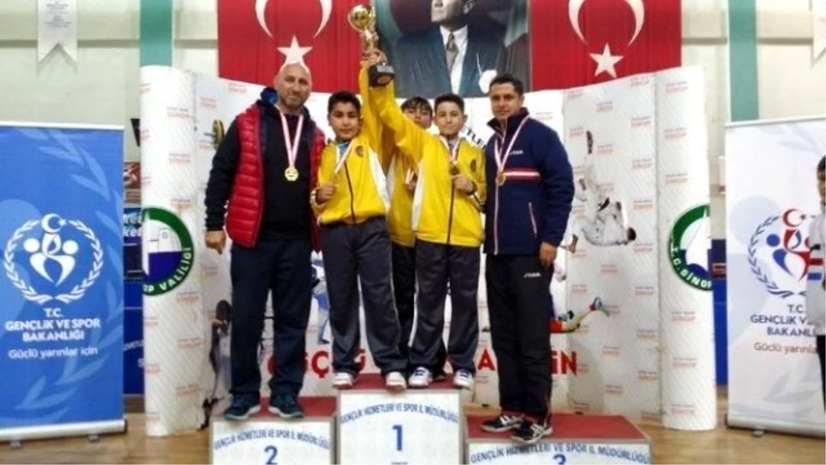 Yalova Saffet Çam Ortaokulu Küçük Erkekler Masa Tenisi\'nde Türkiye Şampiyonu Oldu