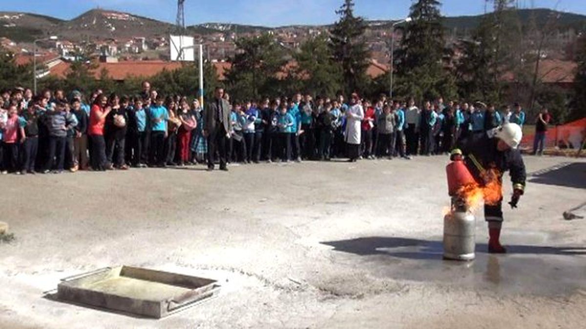 Yangın Tatbikatı Gerçeğe Dönüştü 7 Öğrenci Dumandan Zehirlendi