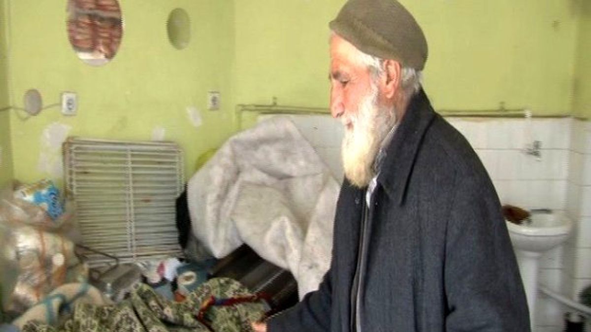 Yaşlı Adam 3 Yıldır Boş Dükkanda Kalıyor