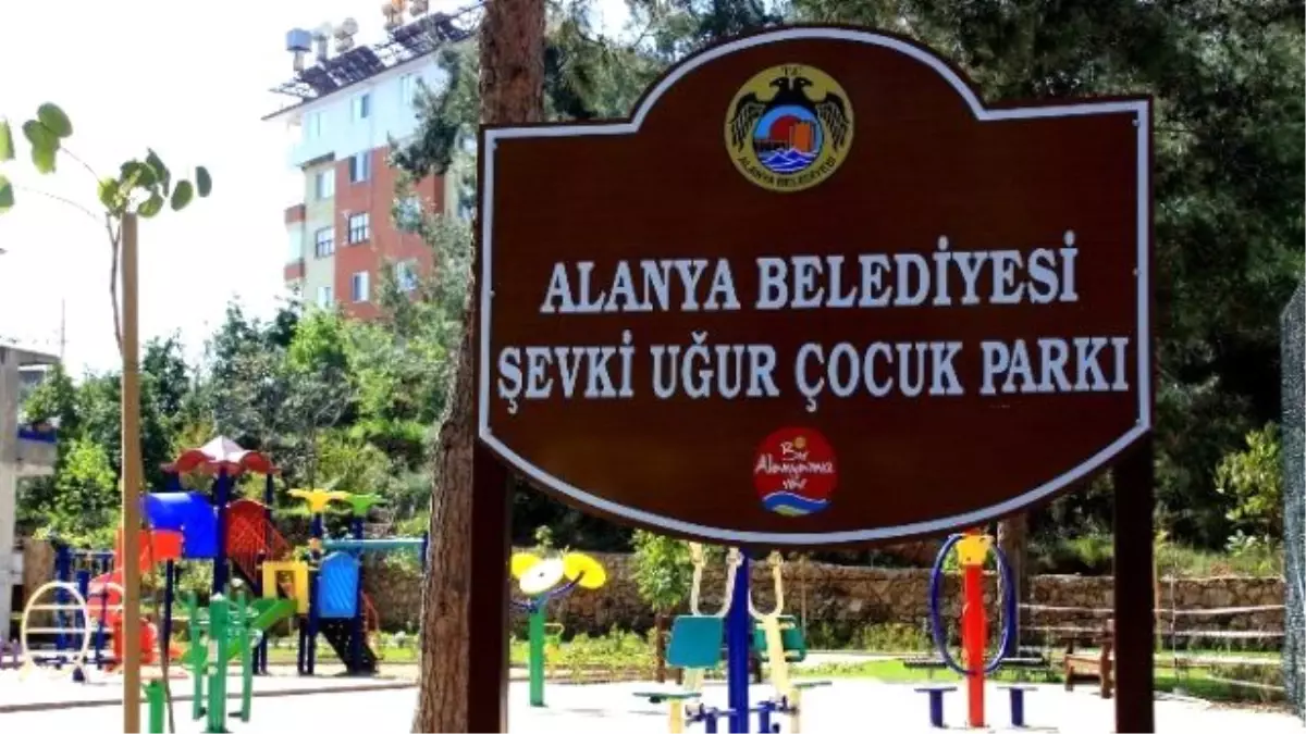 Alanya Şevki Uğur Çocuk Parkı\'nda Onarım Çalışmaları Devam Ediyor