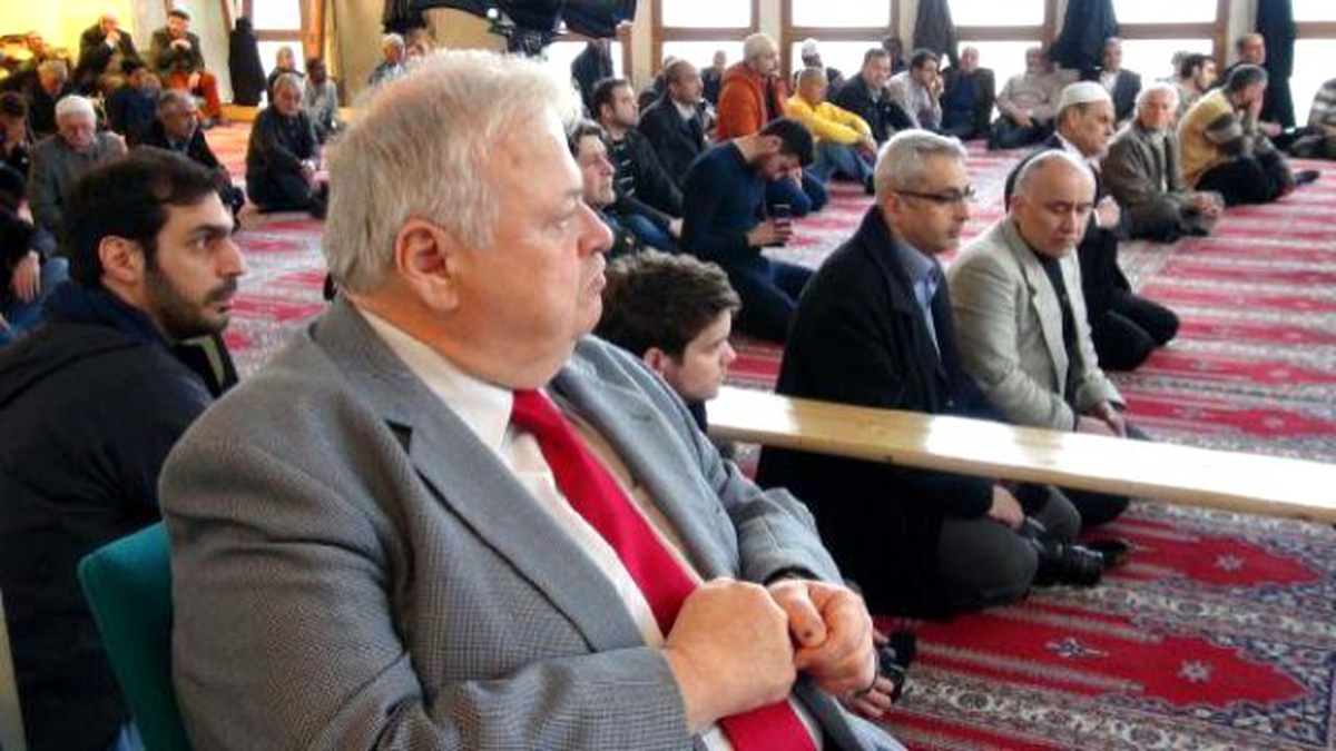 Alman Bakan, Camide Cuma Namazını İzledi