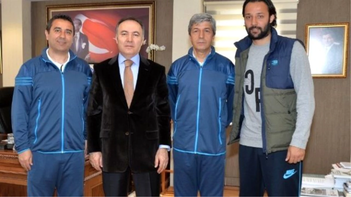 B. B. Erzurumspor Teknik Heyetinden Vali Altıparmak\'a Ziyaret