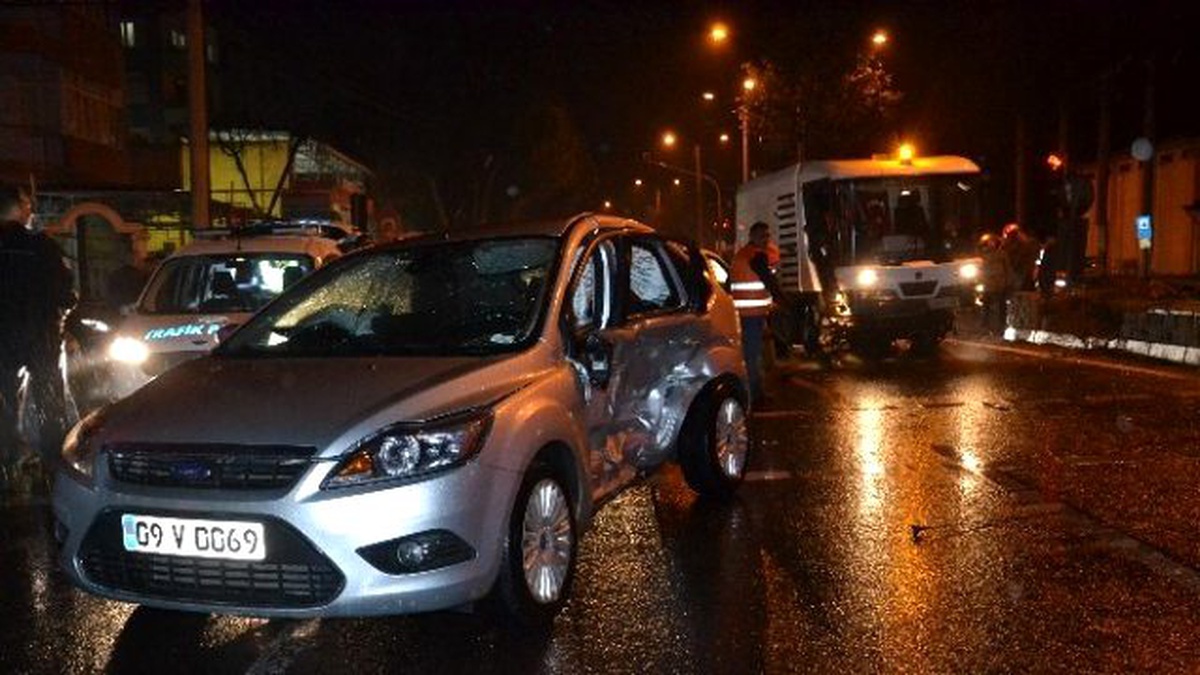 Babasının Taksisiyle Kaza Yaptı; 2 Yaralı