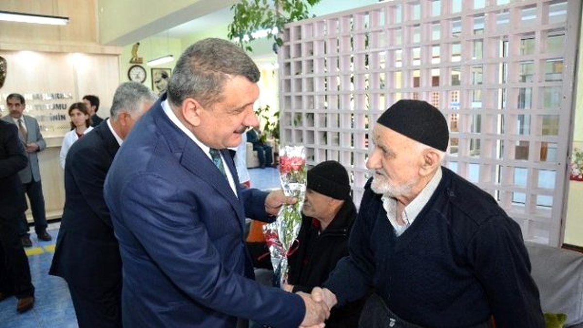 Başkan Selahattin Gürkan, Huzurevi\'ni Ziyaret Etti